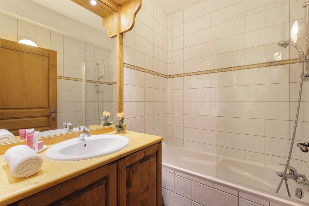 Family Apartment, Multiple Bedrooms (Vallorcine Buet 01 ski in / ski out) Family Apartment, Multiple Bedrooms (Vallorcine Buet 01 ski in / ski out)