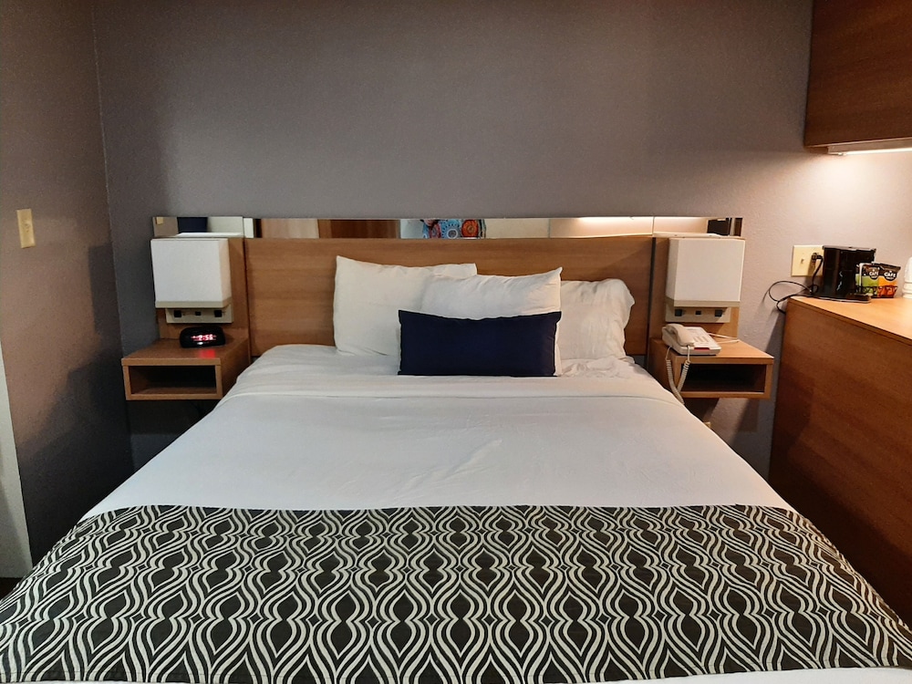Suite, 1 Queen Bed with Sofa bed, Non Smoking photo 2