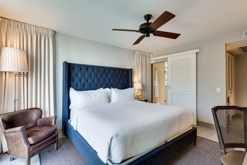 Classic Suite, 1 King Bed with Sofa bed photo 2