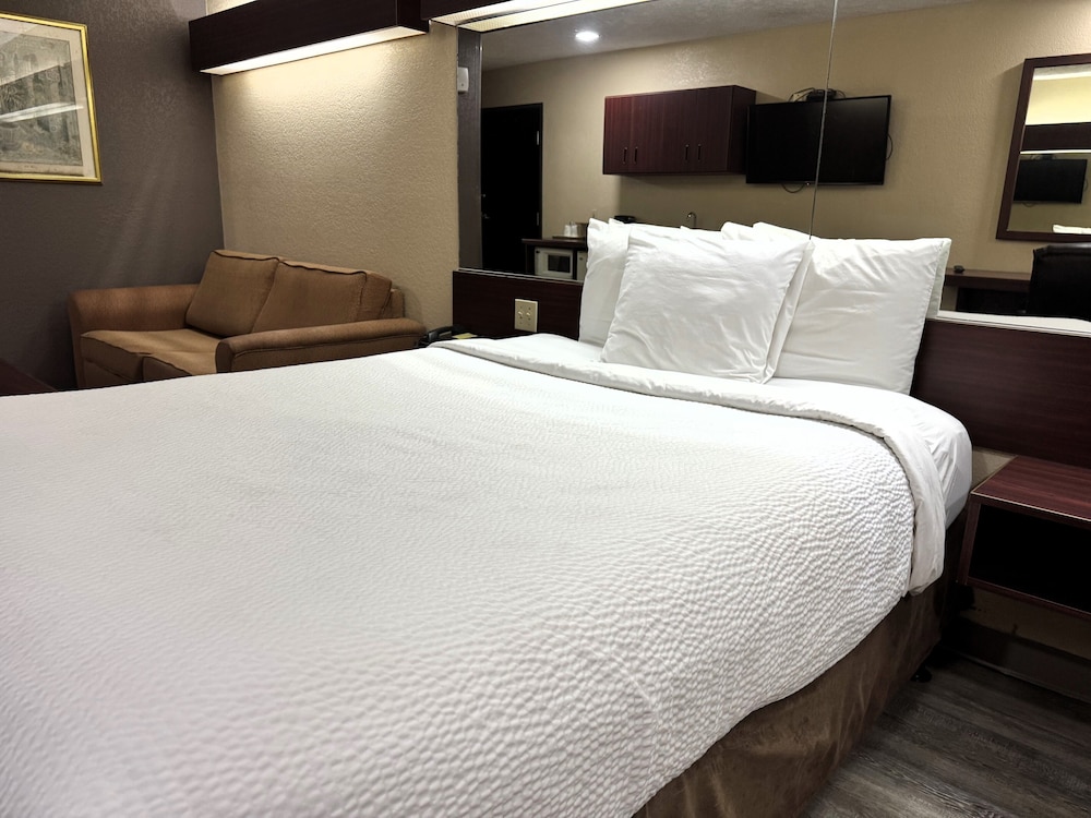 Room, 1 Queen Bed, Accessible, Non Smoking (Mobility/Hearing Impaired) - Photo 5