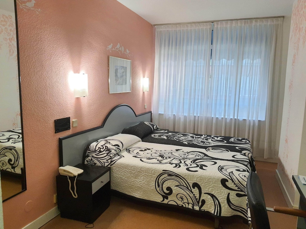 Economy Twin Room photo 3