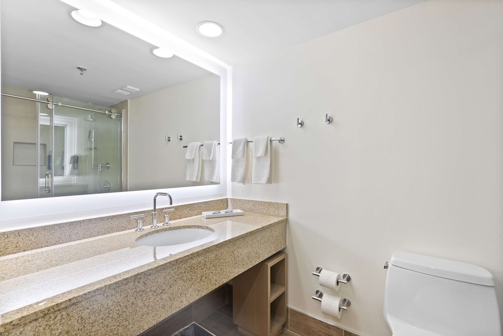 Deluxe Suite, 2 Queen Beds - Photo 6