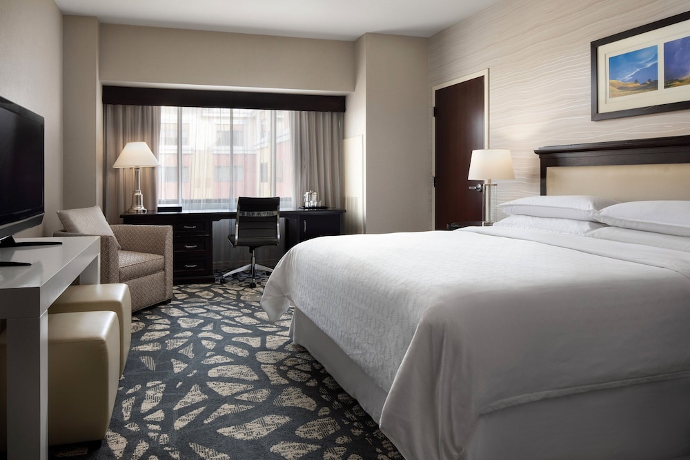 Club Room, 1 King Bed, Balcony - Photo 1