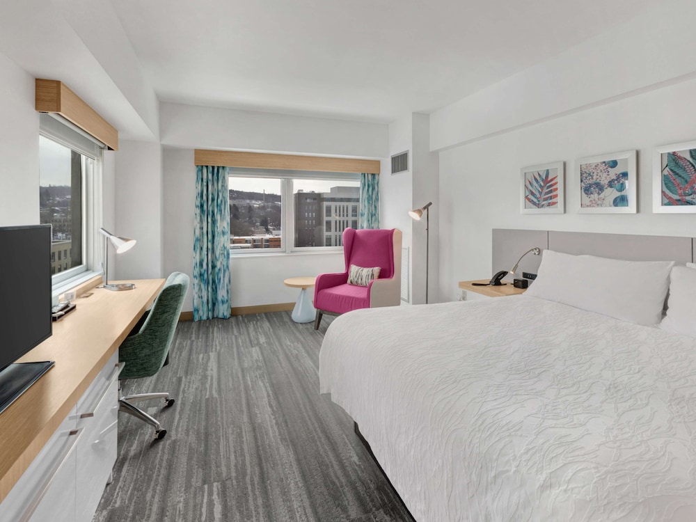 Room, 1 King Bed (Drinks & Snacks) photo 2