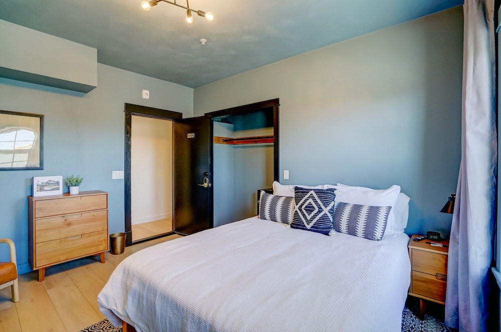 Design Room, 1 Queen Bed, Ensuite photo 2