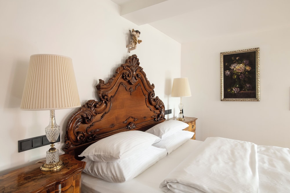 Luxury Room, 1 Queen Bed, Bathtub, Garden View photo 3