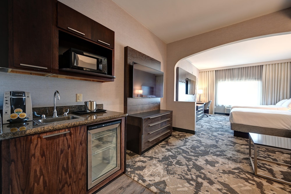 Suite 2 Queen Beds, Accessible, Bathtub