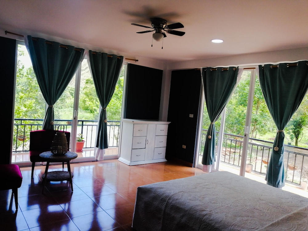 Basic Room, 1 Queen Bed, Mountain View photo 2
