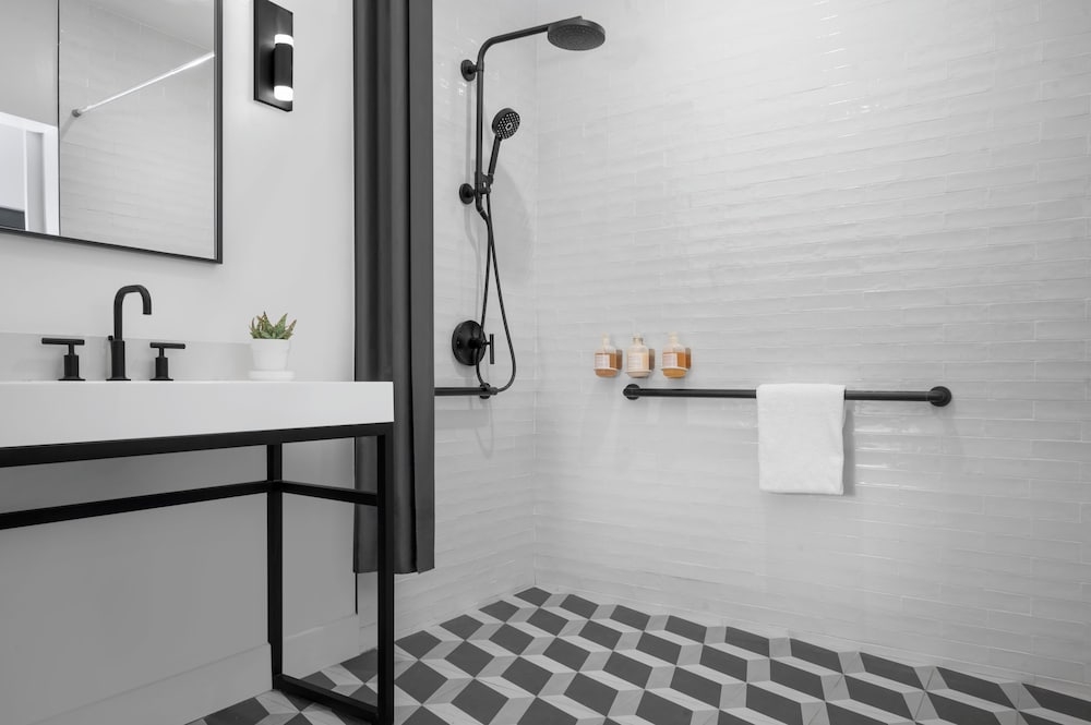 Room, 1 Double Bed, Balcony (Mobility, Roll-In Shower) - Photo 1