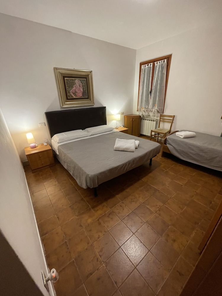 City Triple Room, Shared Bathroom, City View photo 1