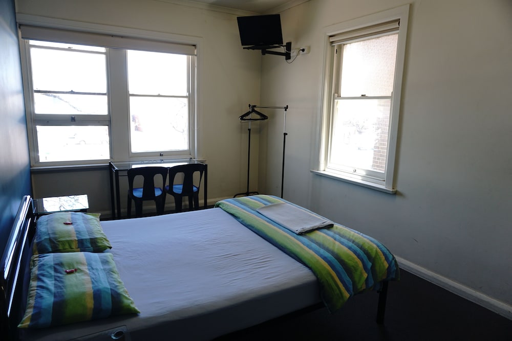 Double Room Single Use, 1 Queen Bed, Shared Bathroom photo 2
