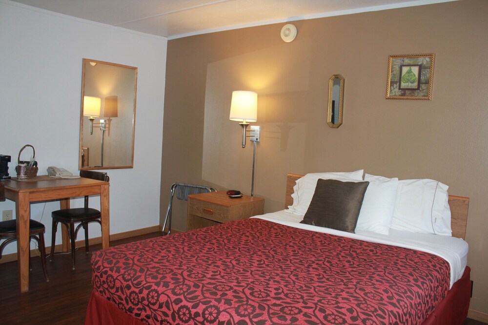 Deluxe Room, 1 Queen Bed photo 1