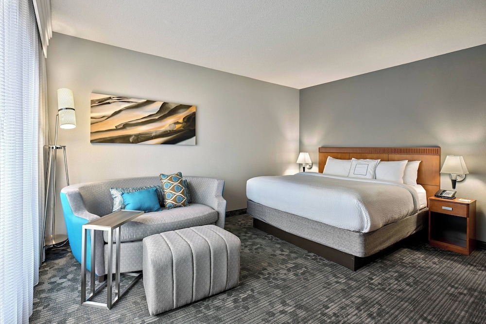 Room, 1 King Bed with Sofa bed (Mobility/Hearing Accessible, Tub) - Photo 1