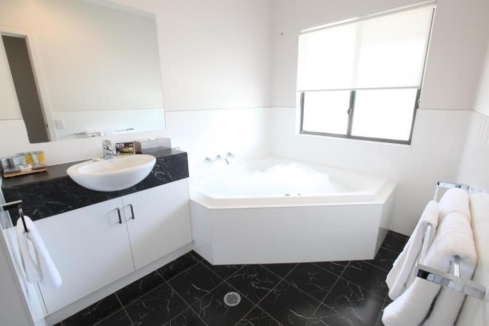 One Bedroom Apartment with Spa Bath - Photo 6