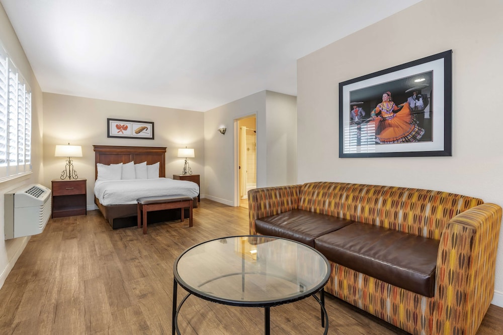 Suite, Multiple Beds, Non Smoking, Jetted Tub photo 3