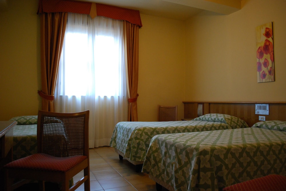 Standard Quadruple Room - Photo 4
