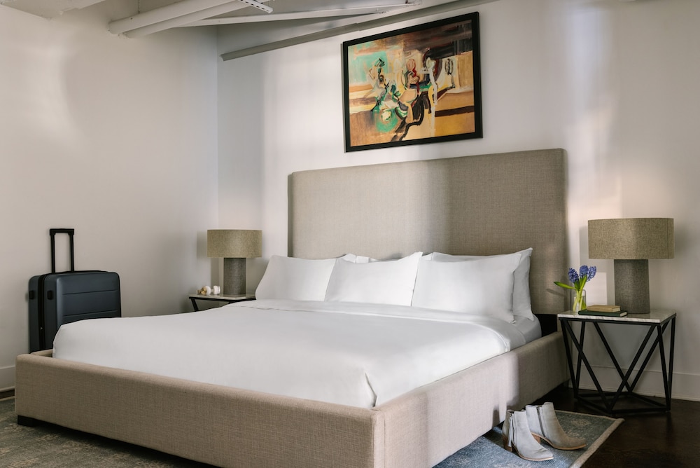 Deluxe Studio, 1 King Bed With Sofa Bed photo 2