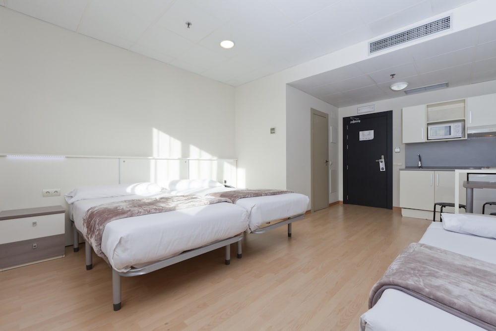 Family Room (3 Adults) - Photo 2