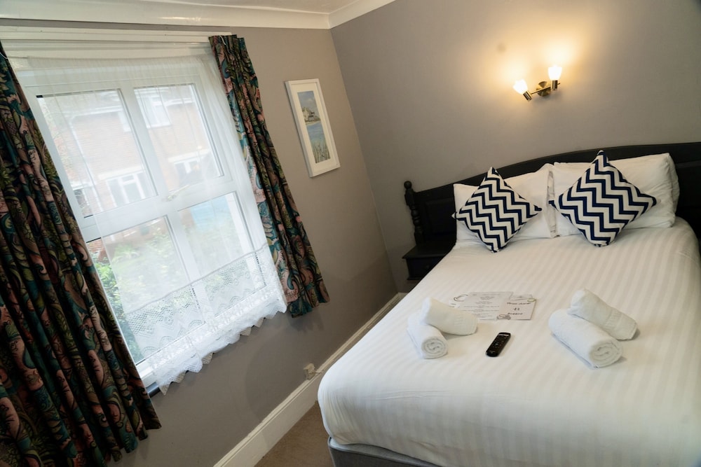 Standard Double Room, Ensuite, Partial Sea View