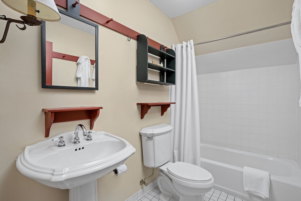 Standard Room, 1 Queen Bed - Photo 4