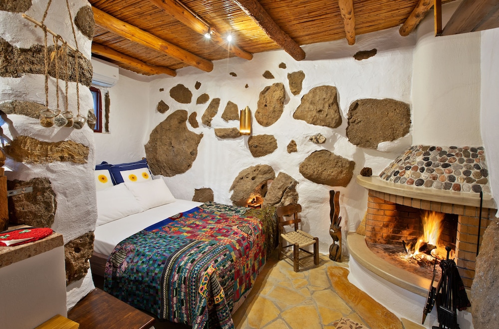 MPAKSES traditional studio with shared garden