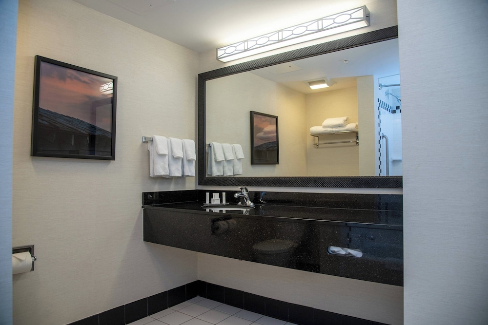 Room, 2 Queen Beds (Mobility/Hearing Accessible, Tub) - Photo 4