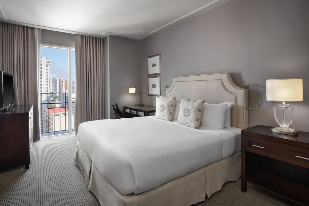Superior Suite, 1 King Bed, Non Smoking, Kitchen (Tower) - Photo 2