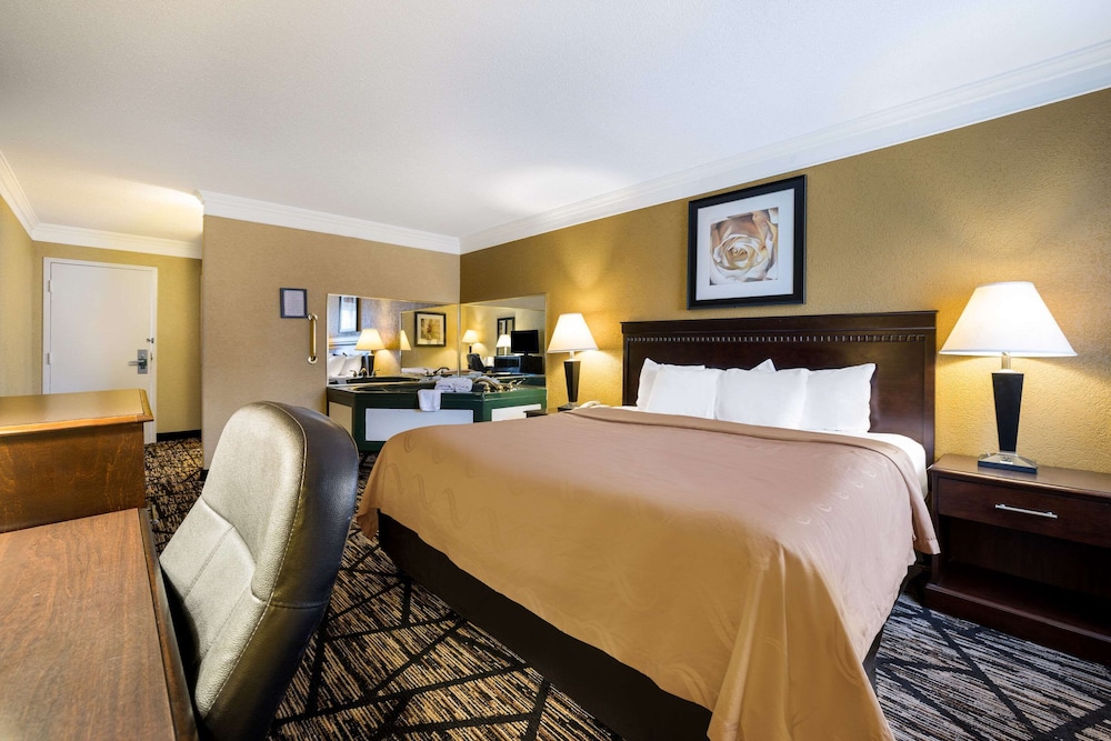 Standard Room, 1 King Bed, Non Smoking - Photo 5