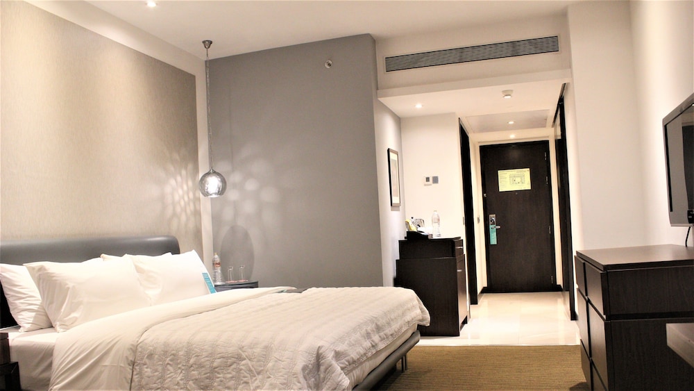 Club Room, 1 King Bed, City View - Photo 8