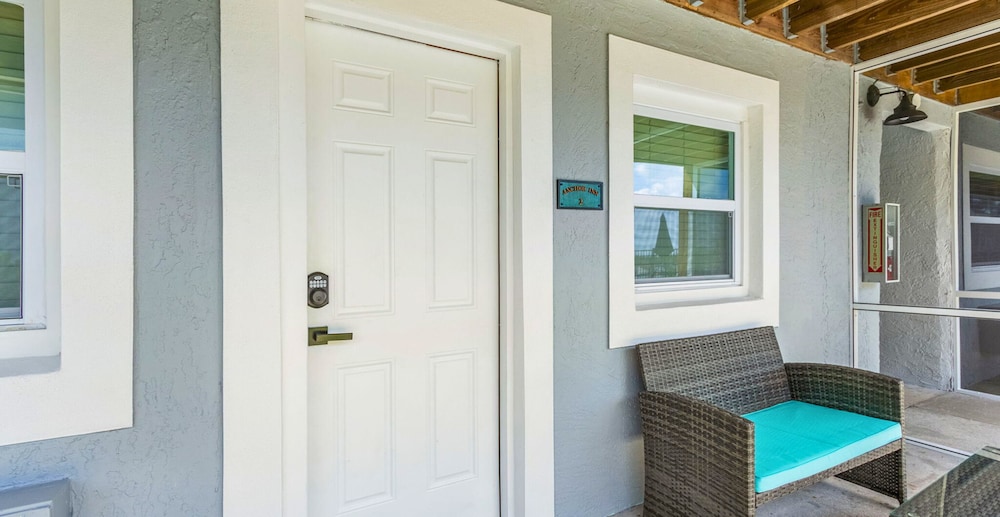 Single Room, 1 Queen Bed, Bay View (Waterview Patio) photo 3