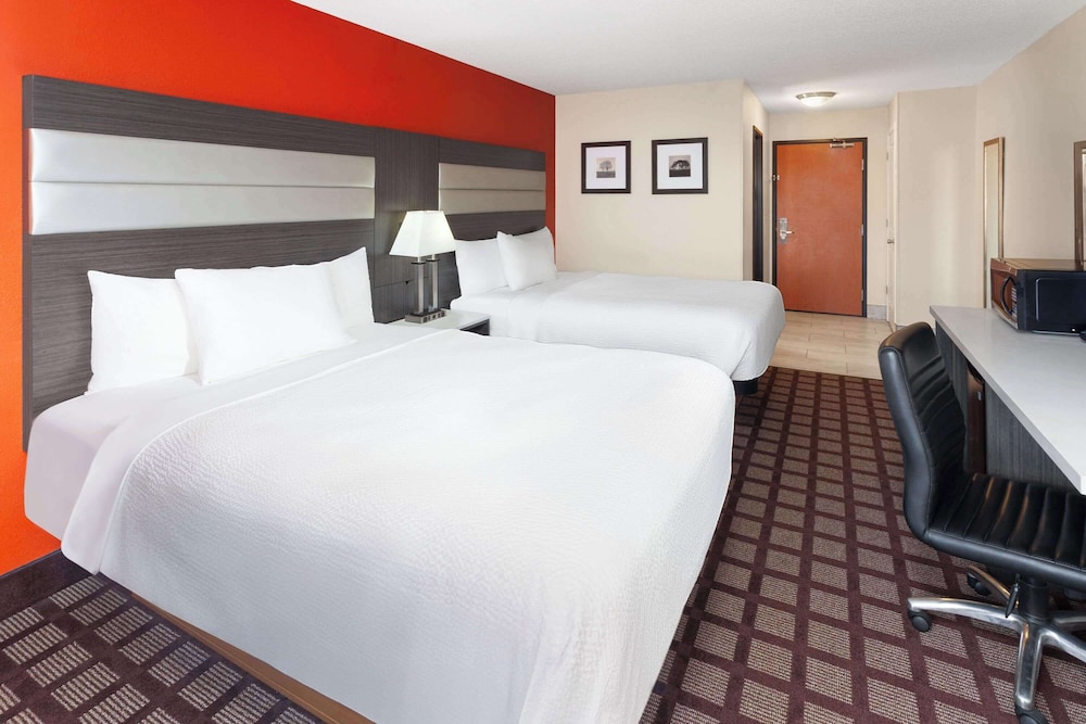Room, 2 Queen Beds, Non Smoking photo 3
