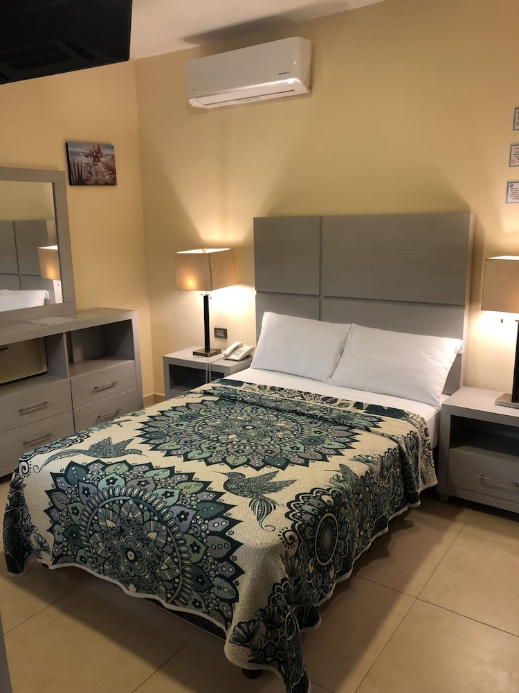 Single Room, 1 Queen Bed photo 3