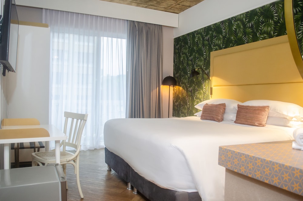 Room, 1 King Bed, Non Smoking, Balcony - Photo 3