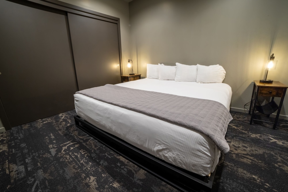 Montvale Signature Suite - Photo 4