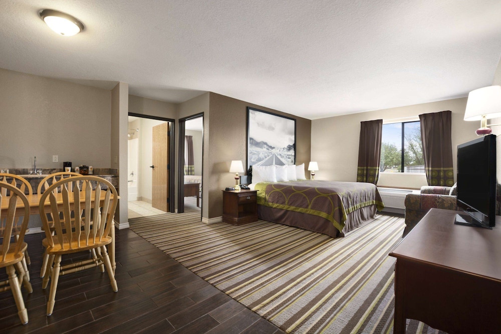 Suite, Multiple Beds, Non Smoking (3 Queen Beds and 1 Sofa Bed) photo 2