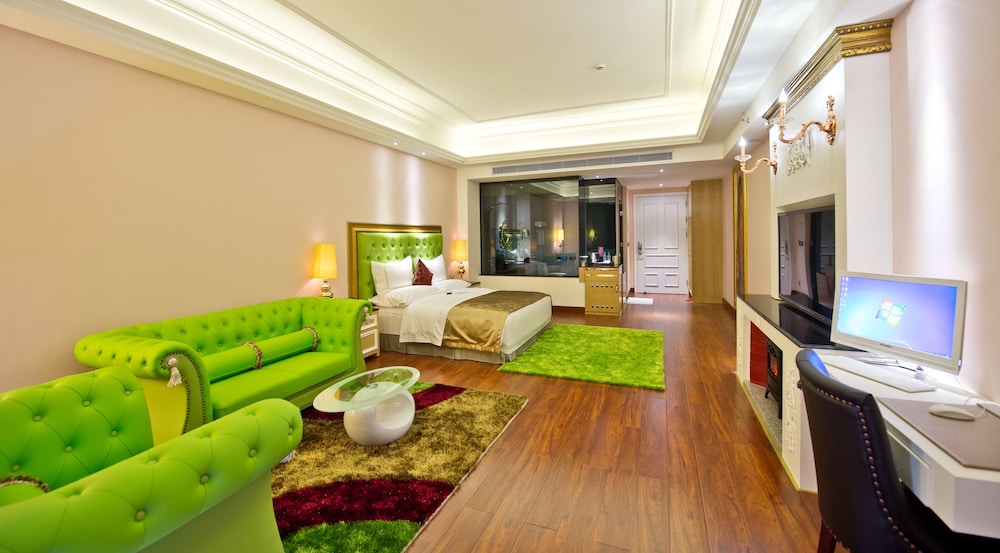 Deluxe Business Suite