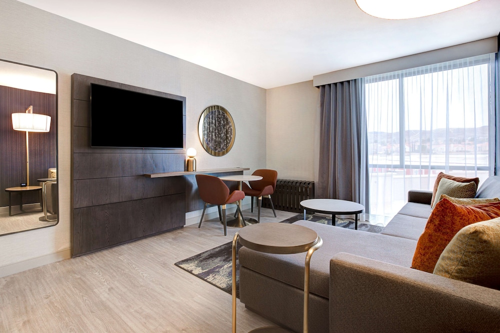 Suite, 1 King Bed - Photo 3