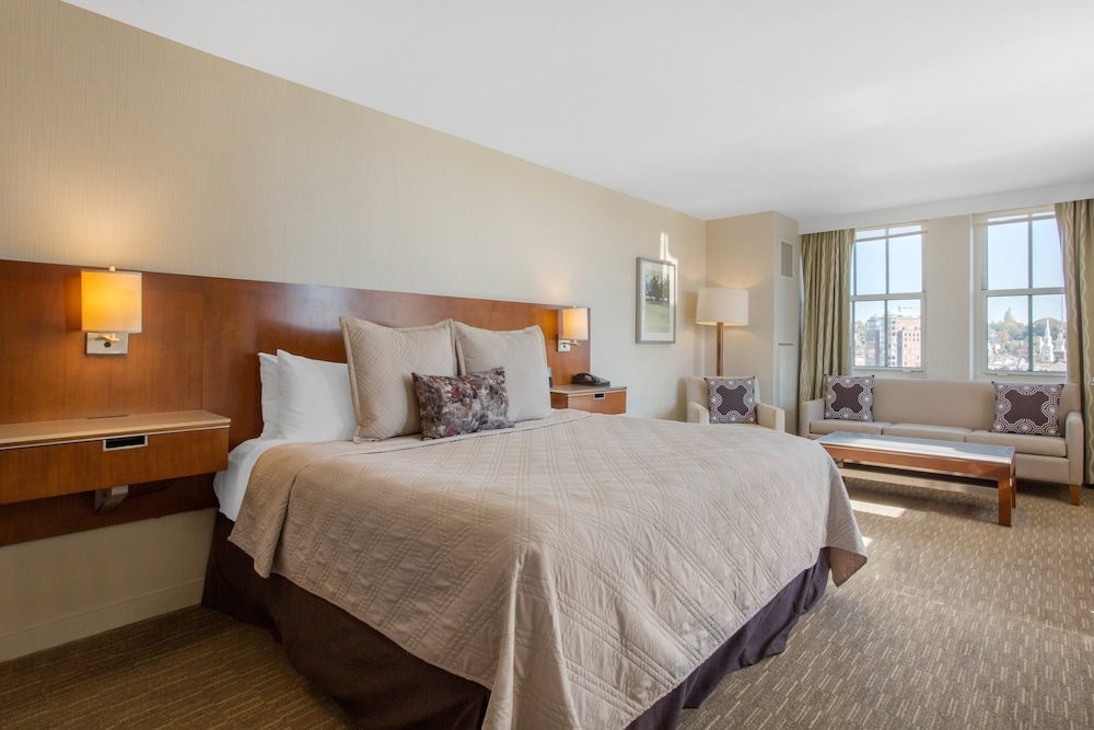 Suite, 1 King Bed, Accessible (East Tower)