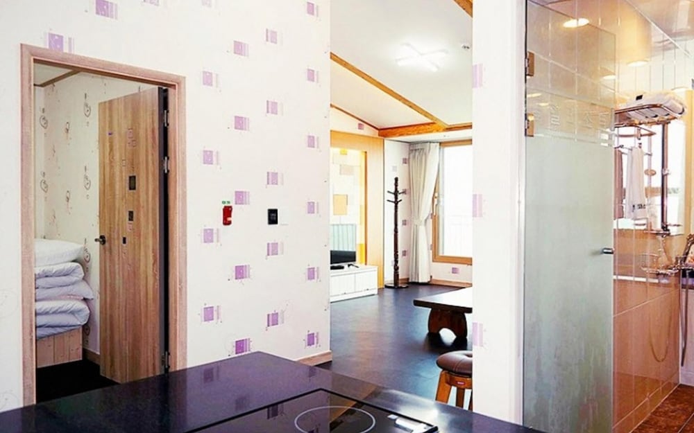 Room (Building 3 Room 201 (Salt Water Hot S)