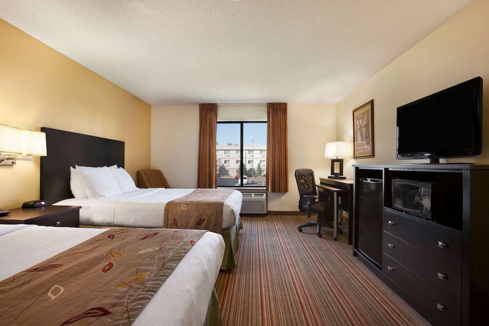 Deluxe Room, 2 Queen Beds, Non Smoking - Photo 1