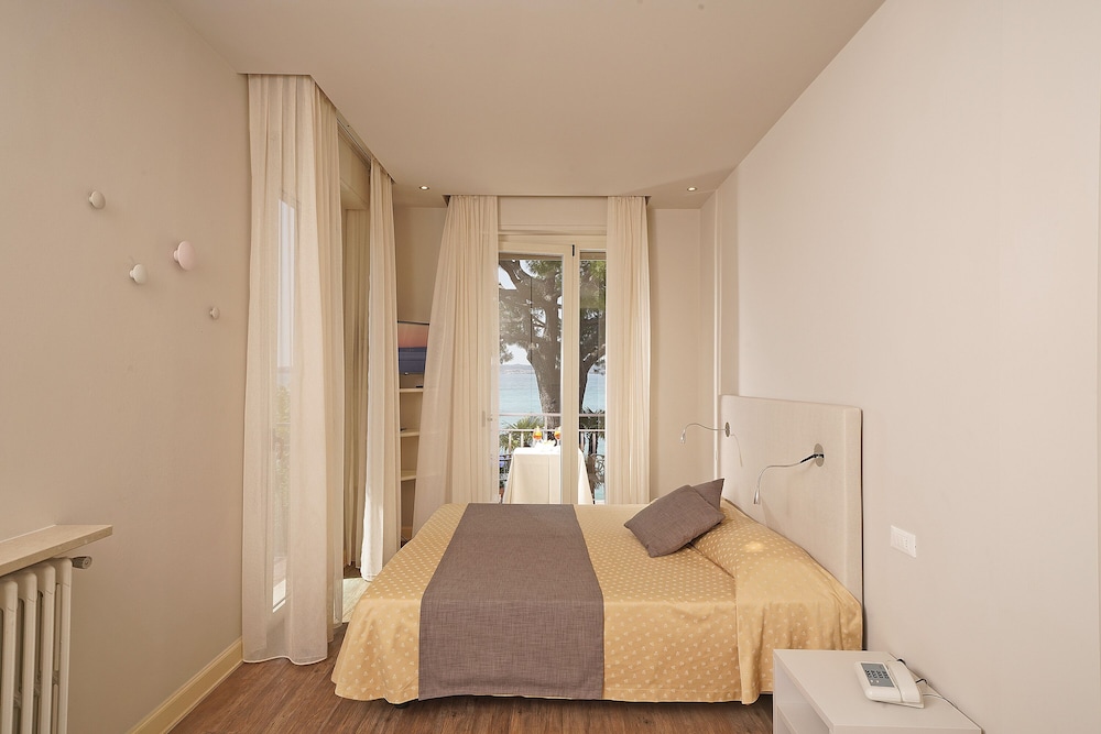 Superior Double or Twin Room, Lake View photo 3