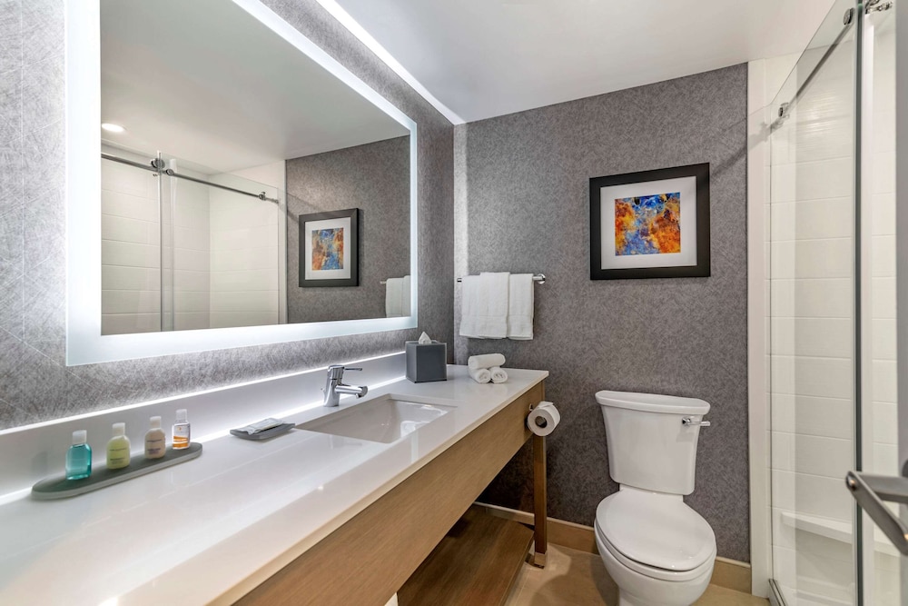 Room, 2 Queen Beds, Walk In Shower, Non Smoking - Photo 4