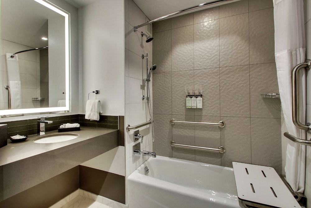 Room, 1 King Bed, Corner (w/ Peloton Bike) - Photo 4