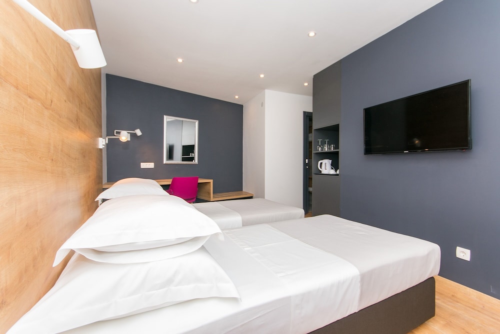Deluxe Double or Twin Room, 1 Double or 2 Twin Beds, Sea Facing photo 2