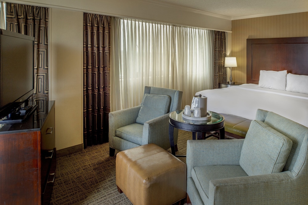Premium Room, 1 King Bed, Balcony (Exterior Balcony) - Photo 3