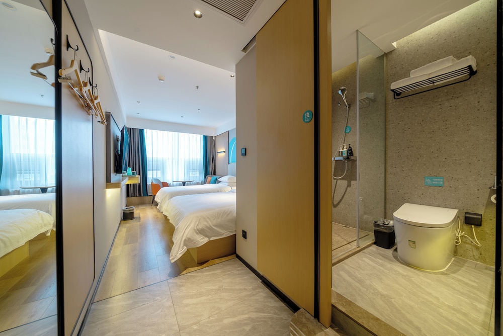 Superior Triple Room, City View photo 1