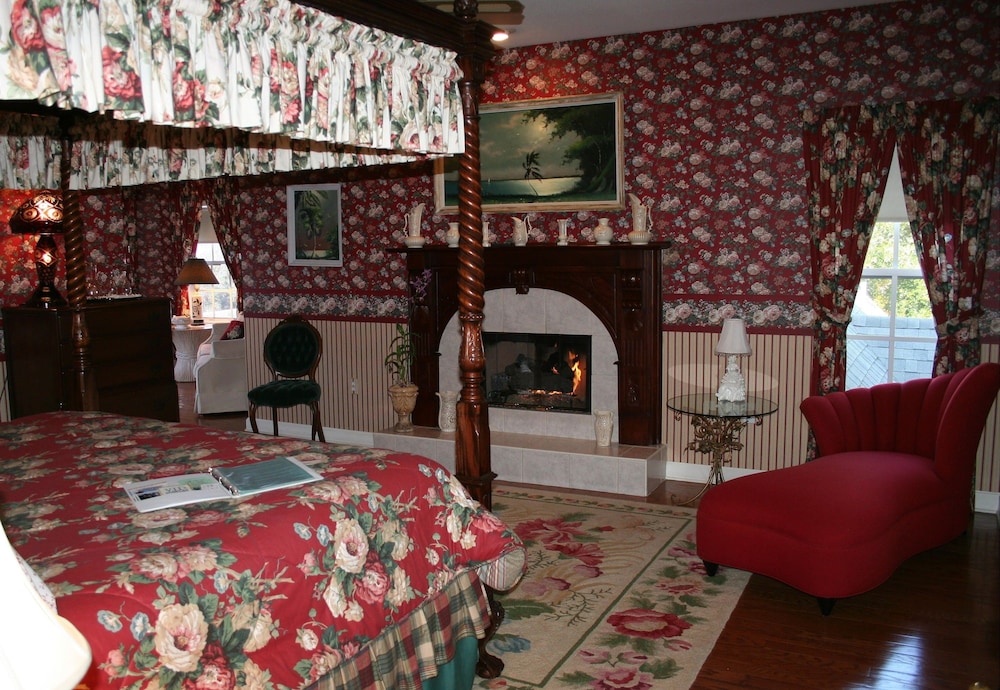 Luxury Studio Suite, Multiple Beds, Fireplace, Lake View Not Pet Friendly (Queen Victoria) photo 1
