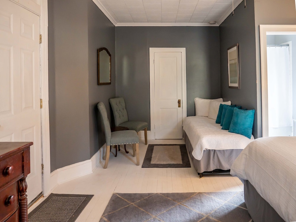 Delaware Room, 2nd Floor, 1 King Bed, 1 Daybed, and 1 Trundle Bed, Non Smoking, Private Bathroom photo 3