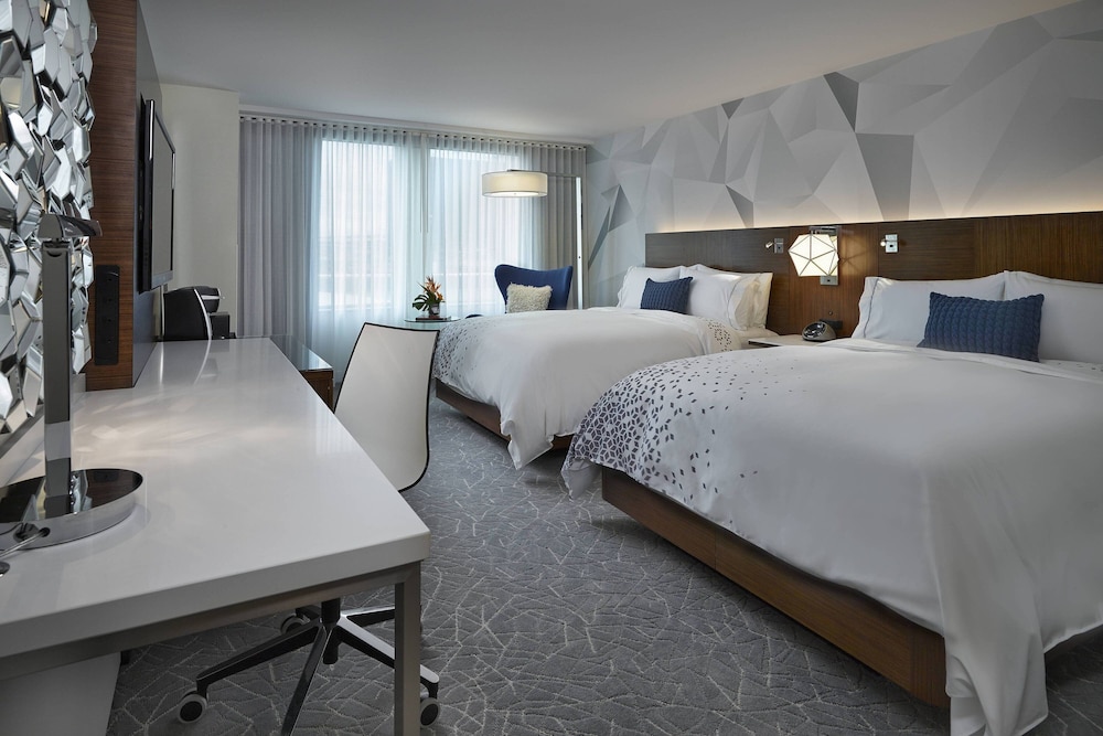 Room, 2 Queen Beds (Runway View) photo 1