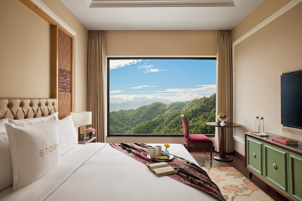 Deluxe Room, 1 King Bed, Mountain View